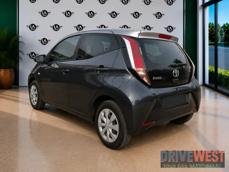 2016 Toyota. Yago 1.0 X-Play 5 Door
